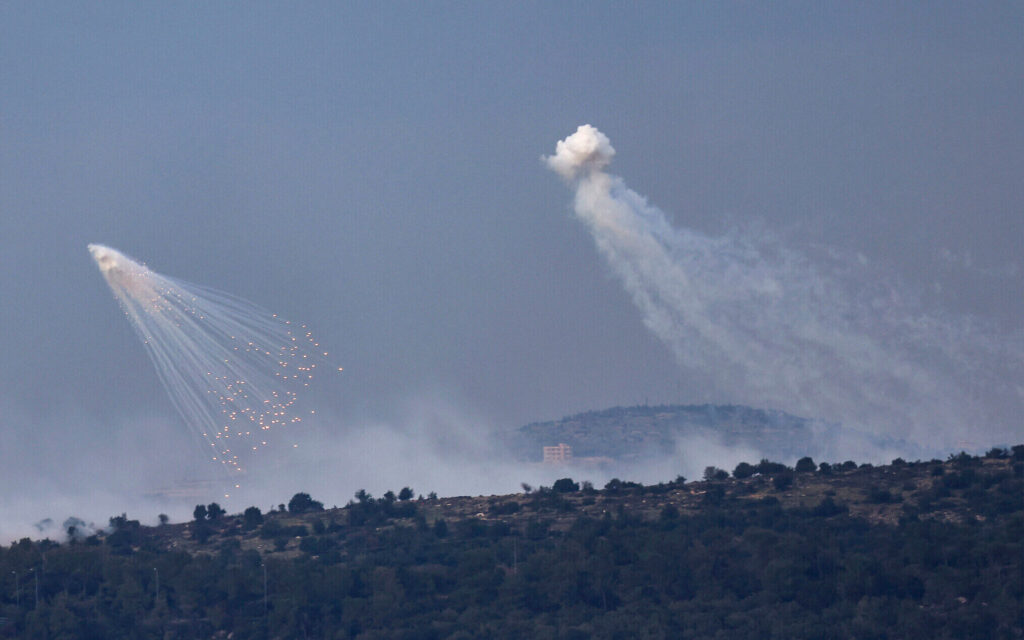 Ein Bild, das von der israelischen Seite der Grenze zum Libanon aufgenommen wurde, zeigt Granaten, die über den Hügeln um das südlibanesische Dorf Aita al-Shaab explodieren, am 8. Dezember 2023. (Jalaa Marey/AFP)