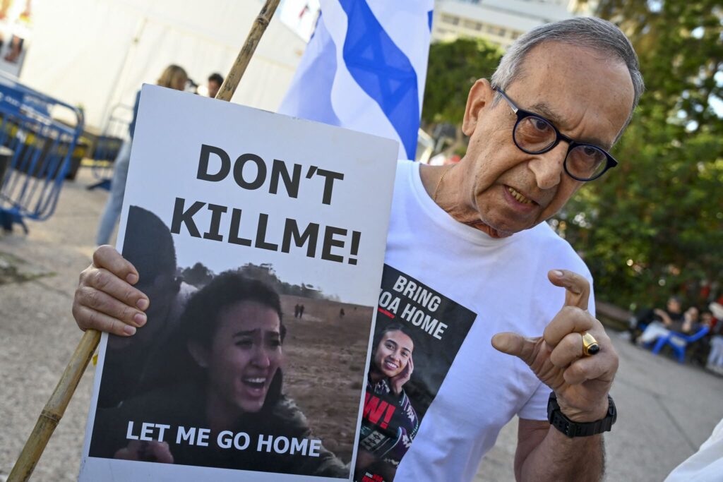 Yaakov Argamani, Vater der 26-jährigen israelischen Geisel Noa Argamani, spricht am 16. Dezember 2023 vor dem Kunstmuseum von Tel Aviv, das jetzt informell "Geiselplatz" genannt wird, zu den Medien. (Alberto Pizzoli/AFP)