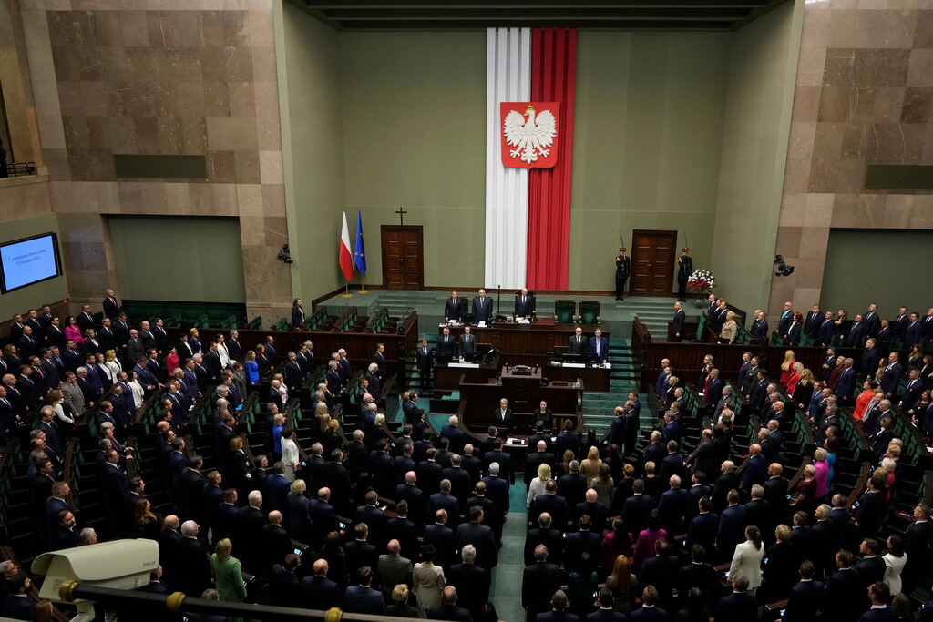 Neu gewählte Mitglieder des polnischen Parlaments nehmen an der ersten Sitzung des Unterhauses (Sejm) in Warschau, Polen, am 13. November 2023 teil. (AP Photo/Czarek Sokolowski)
