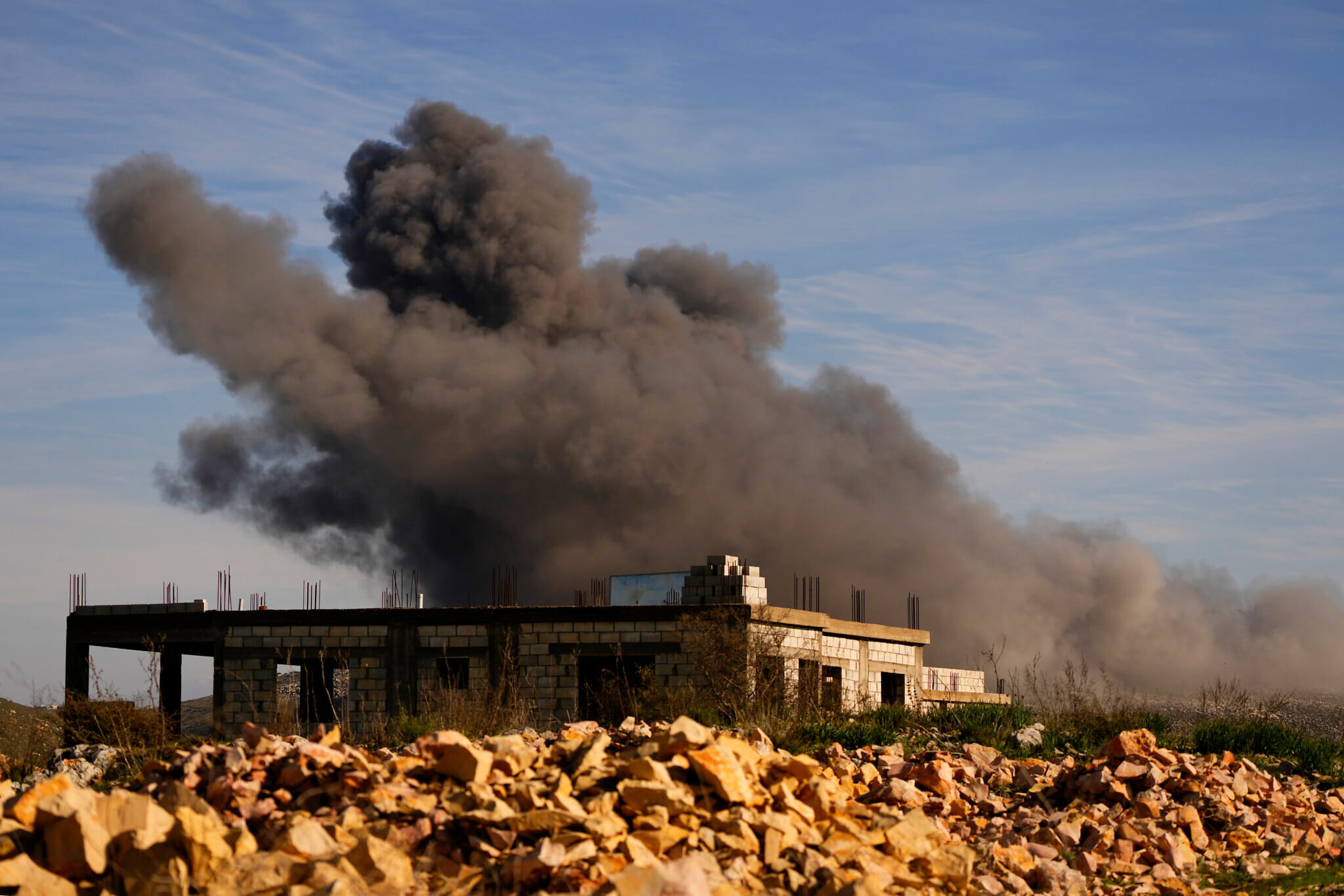 Schwarzer Rauch steigt von einem israelischen Luftangriff am Rande von Yaroun, einem libanesischen Grenzdorf zu Israel, im Südlibanon auf, 10. Dezember 2023. (AP Photo/Hassan Ammar)