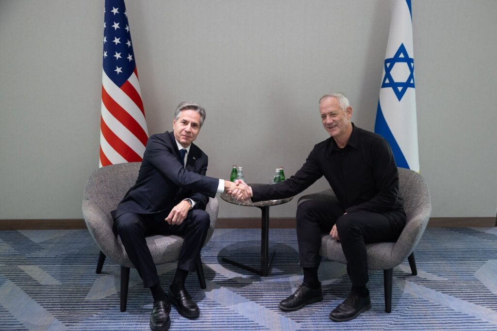 US-Außenminister Antony Blinken trifft sich am 3. November 2023 mit Minister Benny Gantz in Tel Aviv. (Außenministerium)
