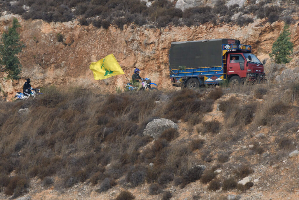 Ein Bild von der israelischen Seite der Grenze zeigt libanesische Sicherheitskräfte und Hisbollah-Anhänger an der israelisch-libanesischen Grenze, 7. Oktober 2023. (Ayal Margolin/Flash90)