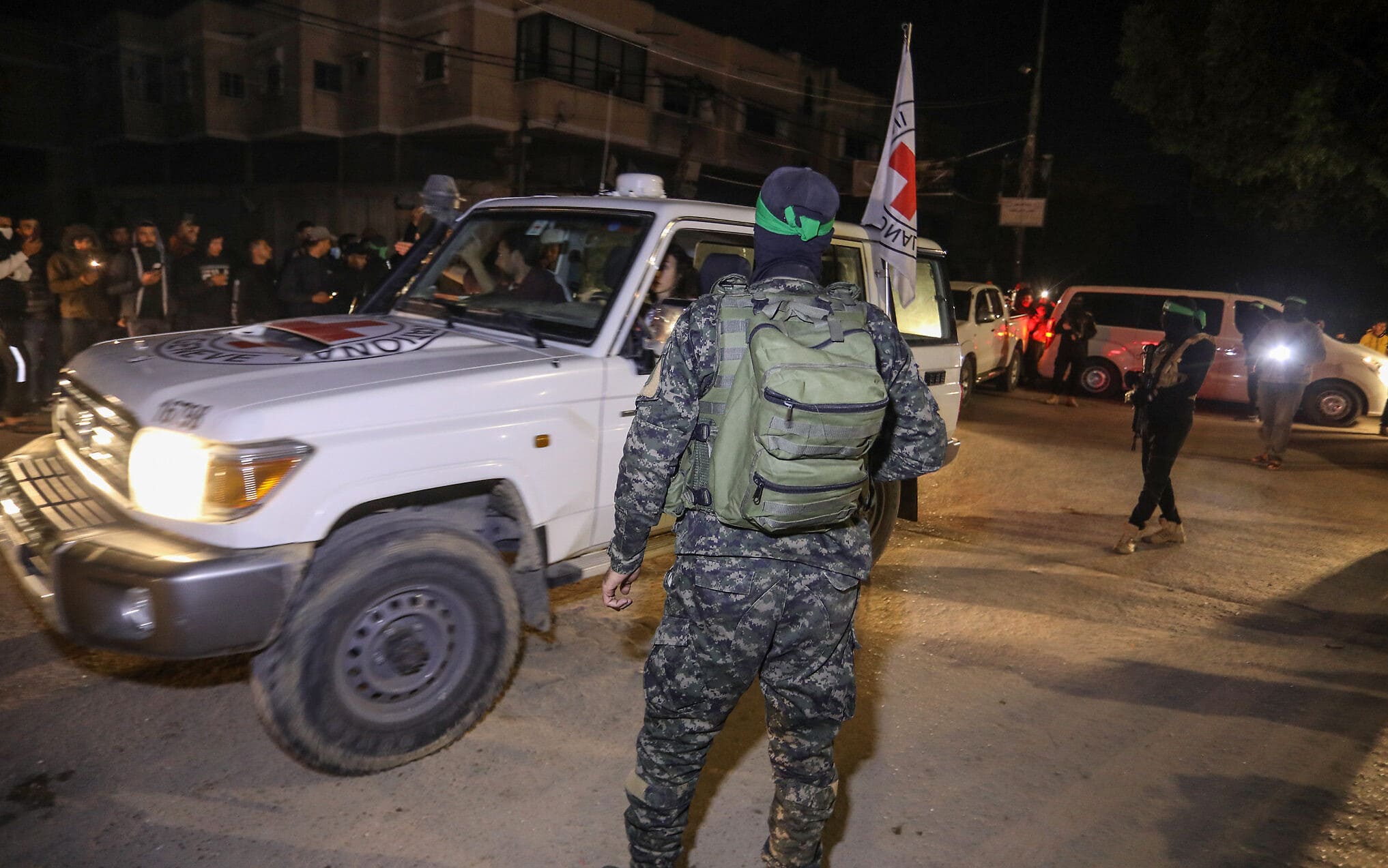 Illustrativ: Terroristen der Hamas und des Islamischen Dschihad stehen Wache, als ein Fahrzeug des Roten Kreuzes am 28. November 2023 in Rafah im südlichen Gazastreifen gerade freigelassene Geiseln transportiert. (Flash90)