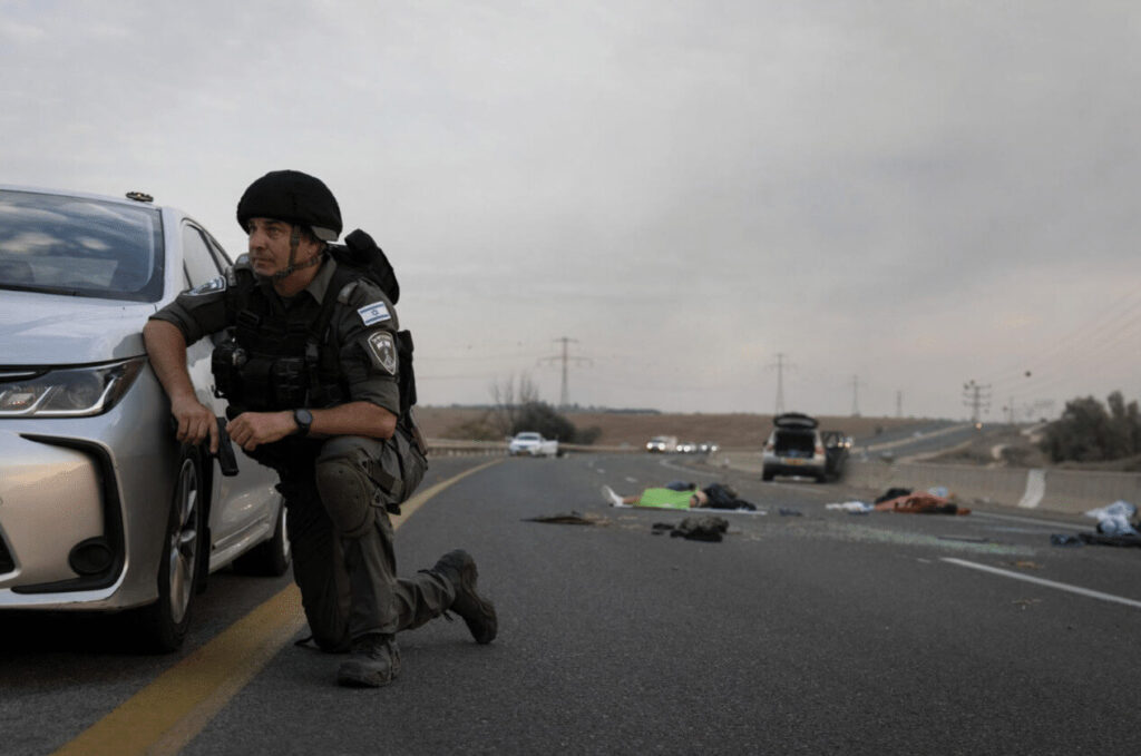 Israelischer Grenzpolizist auf einer Landstraße zwischen Netivot und Sderot, wo Israelis von der Hamas getötet wurden
