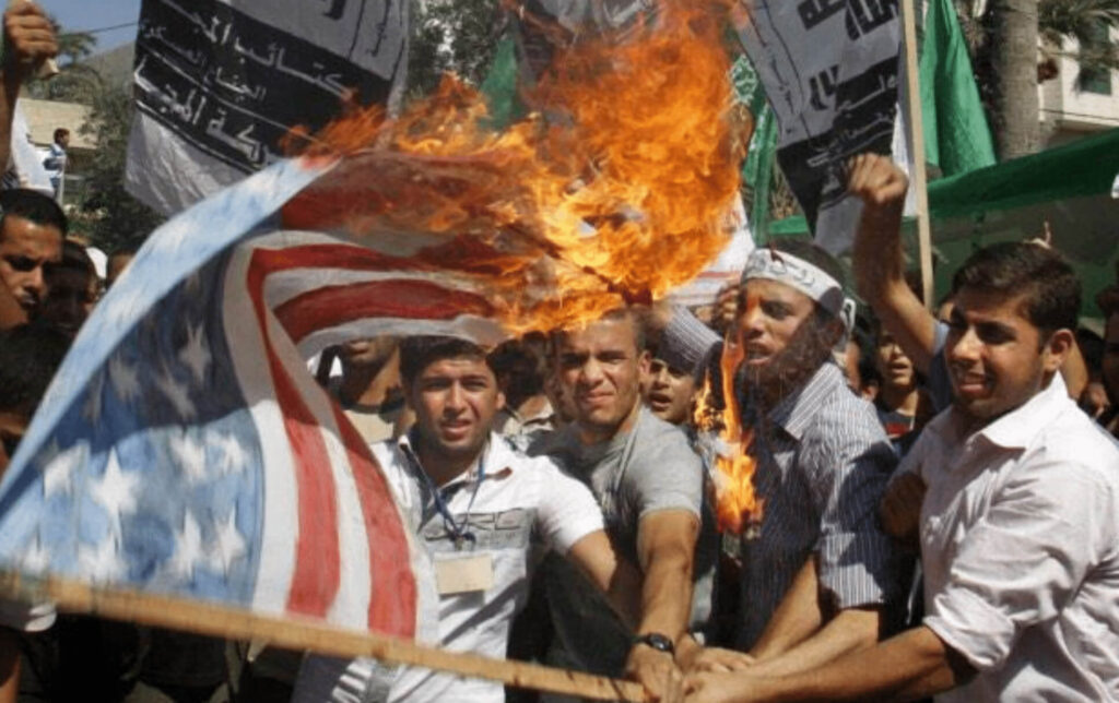 Pro-Hamas-Demonstranten verbrennen amerikanische Flagge in Gaza
