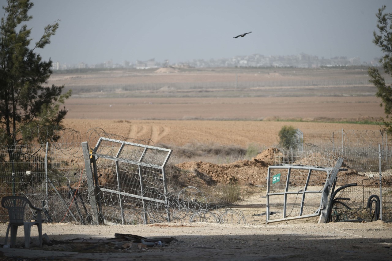 Die Öffnung im Zaun, durch die die Hamas-Terroristen am 7. Oktober 2023 in den Kibbutz Kfar Aza eindrangen, Kfar Aza, 26. November 2023. Foto von Yoav Dudkevitch/TPS.