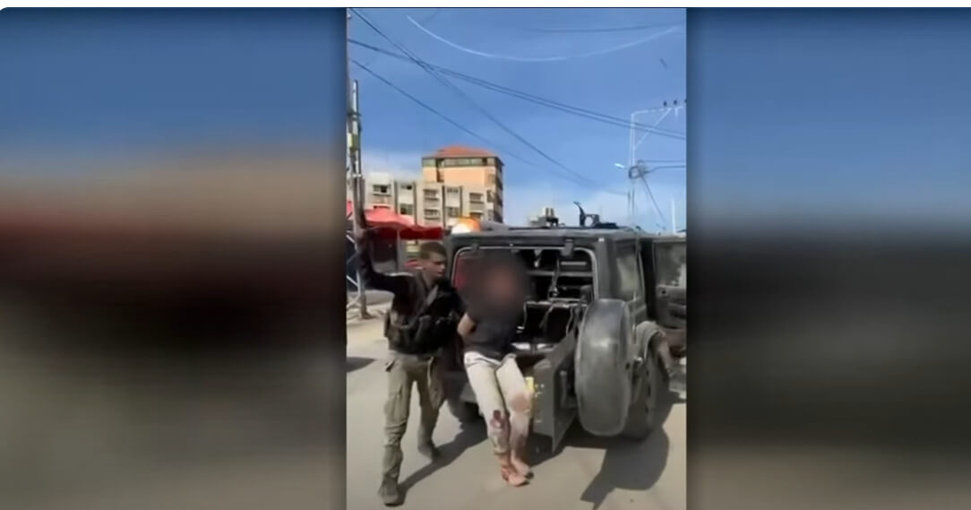 Ein Hamas-Terrorist führt eine verletzte weibliche Geisel gewaltsam in ein Fahrzeug (Foto: Youtube-Screenshot)