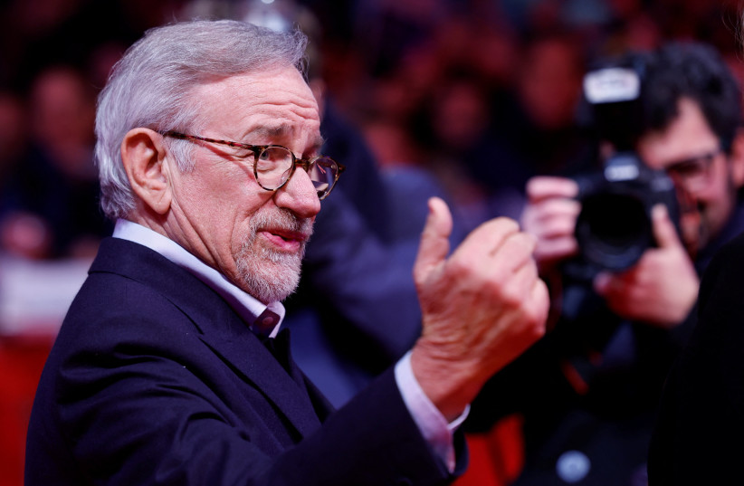 Regisseur Steven Spielberg gestikuliert auf dem roten Teppich, während er der Zeremonie beiwohnt, in der er den Ehrenpreis des Goldenen Bären für sein Lebenswerk im Rahmen der 73. Internationalen Filmfestspiele Berlinale in Berlin, Deutschland, am 21. Februar 2023 erhält. Bildnachweis: REUTERS/MICHELE TANTUSSI
